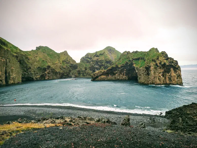 Vue sur le sanctuaire des belugas à l&rsquo;entrée du port de Vestmannaeyjar