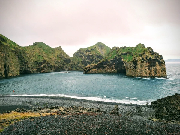 Vue sur le sanctuaire des belugas à l'entrée du port de Vestmannaeyjar