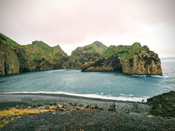Vue sur le sanctuaire des belugas à l'entrée du port de Vestmannaeyjar