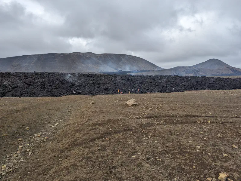Vue sur la coulée de lave encore fumante de l'éruption 2023