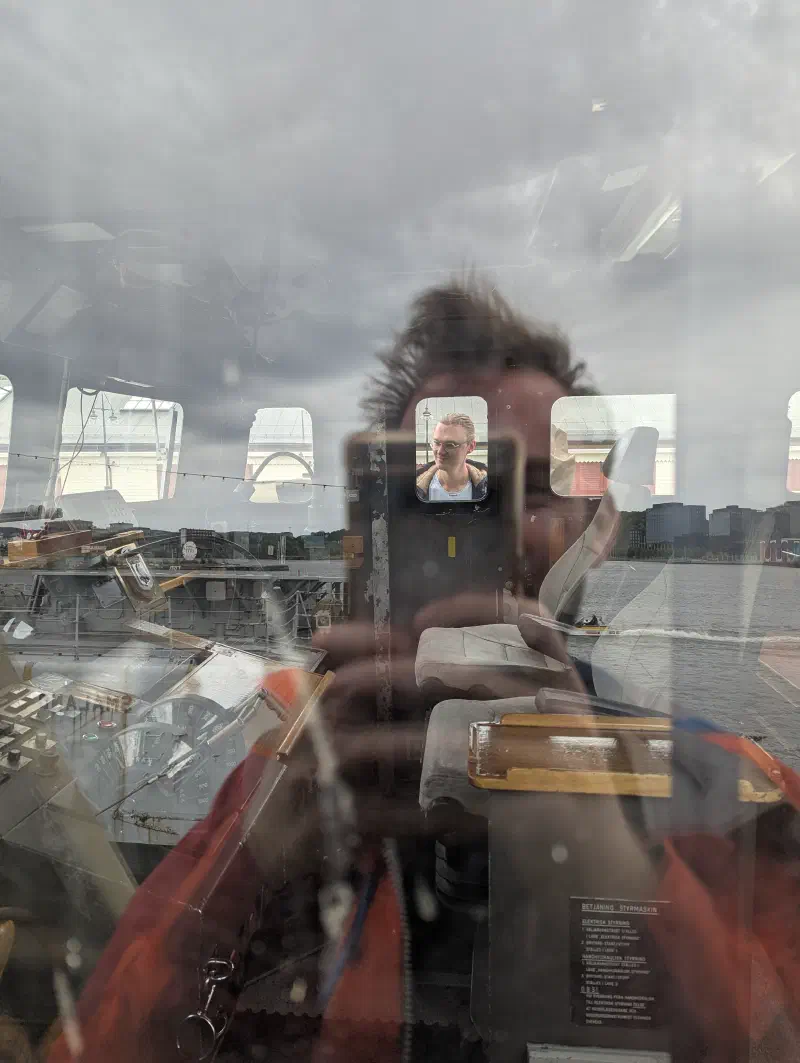 Michel à travers la cabine d’un des bateaux