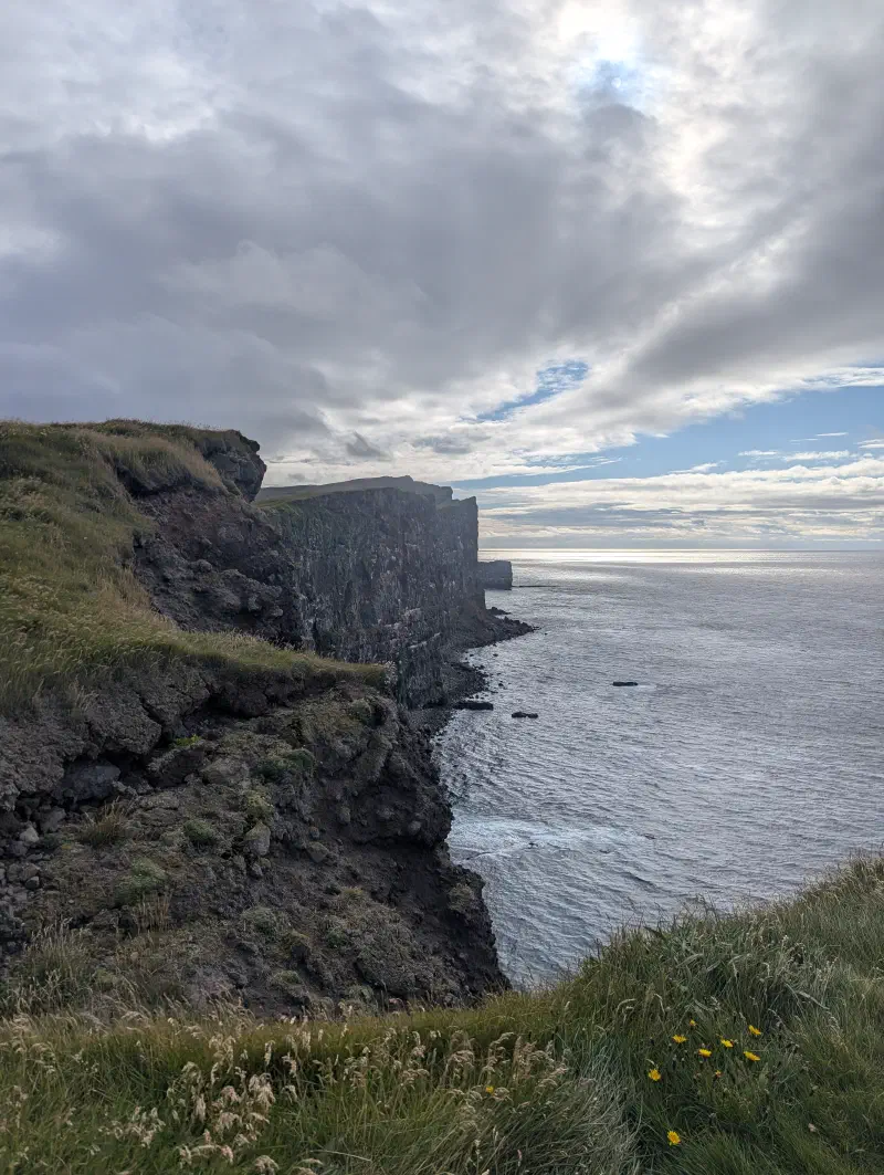 Les falaises de Látrabjarg plongeant dans l’océan