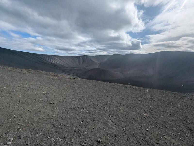 Le tour de la lèvre du cratère de Hverfjall