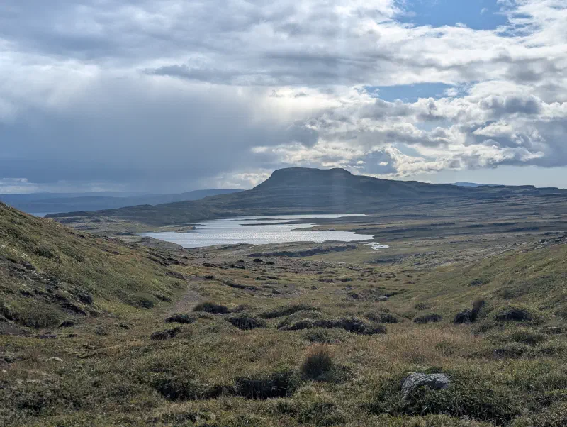 Le lac de Bæjarvötn au-dessus de Kaldrananes