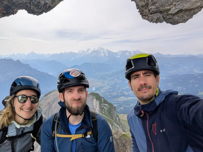 Le Mont Blanc encadré par le trou de la Pointe Percée